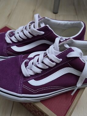 Vans Women Low-Top Sneakers in Plum and White
